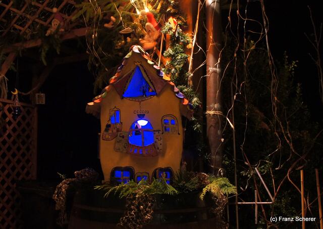 Es weihnachtet! Bei Schwendners in Kissing strahlen die Lichter - auch das Hundertwasser-Haus im Vorgarten leuchtet und ist von lustigen Wichteln besetzt