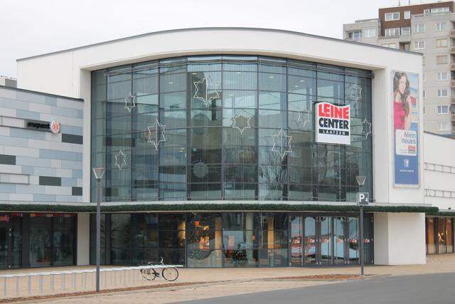 Der neue Haupteingang vom Leine-Center .....