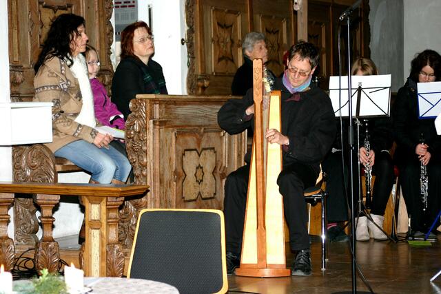 Toni Mader an der Harfe, links von ihm Inge Sitte, Antonia Vöst und Dr. Sabine Lutz