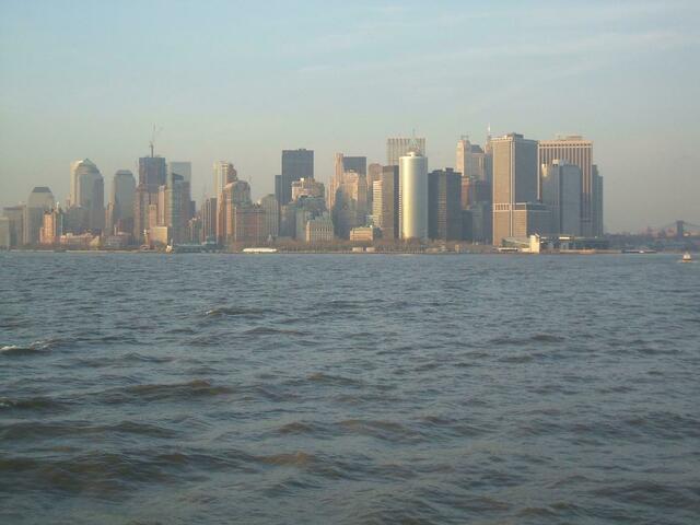 Spätes Licht auf Downtown, gesehen von der Fähre nach Long Island.