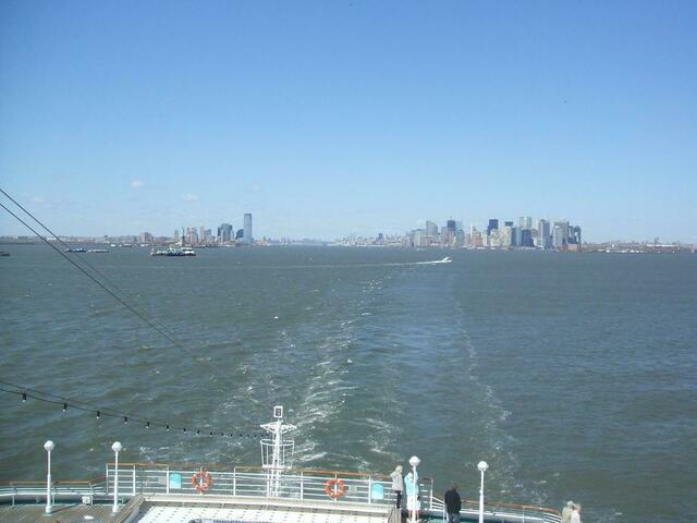 Links Newark, rechts Manhattan, in der Mitte unser Band  um die Welt
