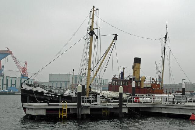 Zu den Oldtimer-Schiffen an der Museumsbrücke gehört der Tonnenleger "Bussard" von 1905.