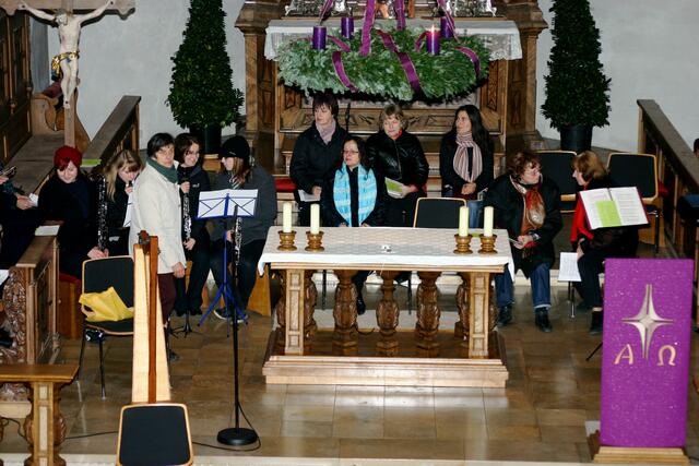 Letzte Vorbereitungen vor dem Beginn des Adventssingens