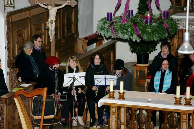 Die Klarinettengruppe unter dem Adventskranz