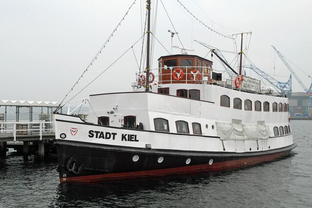 An der Seegartenbrücke hat die 1934 in Kiel gebaute MS "Stadt Kiel" ihren Liegeplatz.