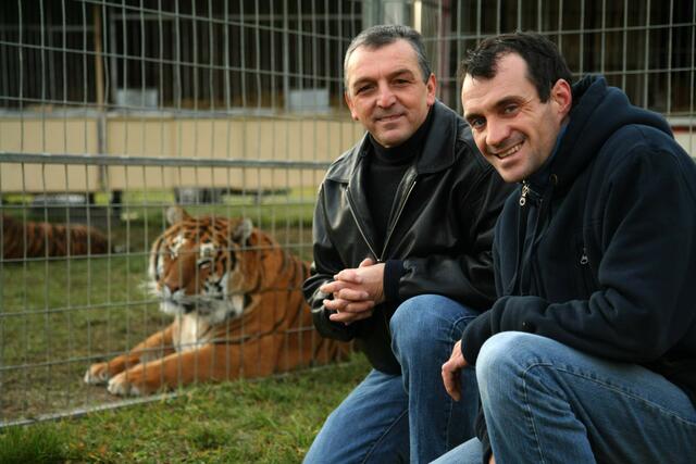 Tigerdompteur Christian Walliser (rechts) dankte Klaus Miehler (Gemeinderat und Pächter der Schlosswiese) den freiwilligen Verzicht auf die Pacht mit Freikarten für die Außenwohgruppe Holzen in Meitingen und einem Besuch bei den "Schmusekatzen".