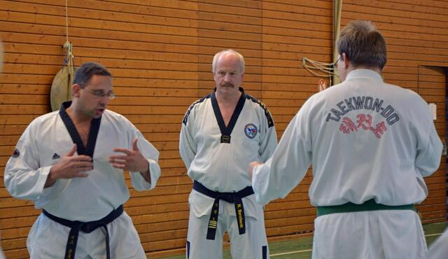 Referent Alexander Betz aus Kaufering erklärt Kick-Technik