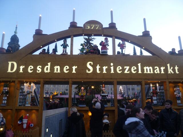 ... Schwibbogen. Die 1.Hälfte der Fotos, die im wesentlichen unkommentiert bleiben, sind bei anbrechender Dunkelheit "geschossen" worden, ...