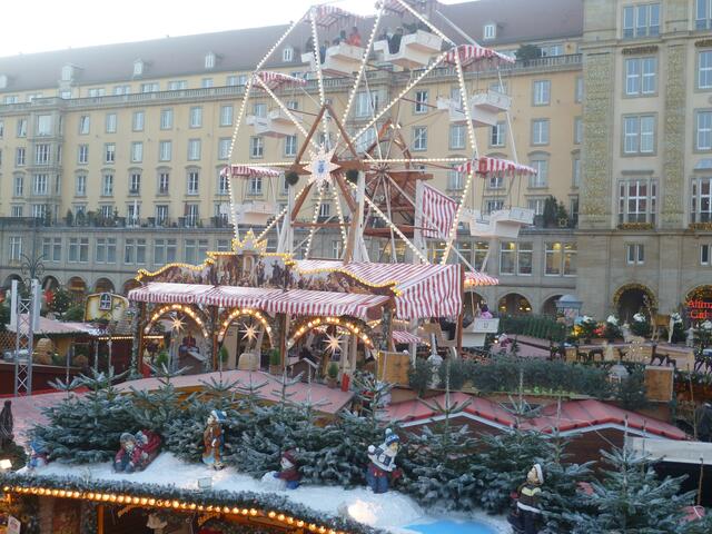 rechts die Altmarkt-Galerie, ein riesiger "Konsumtempel"