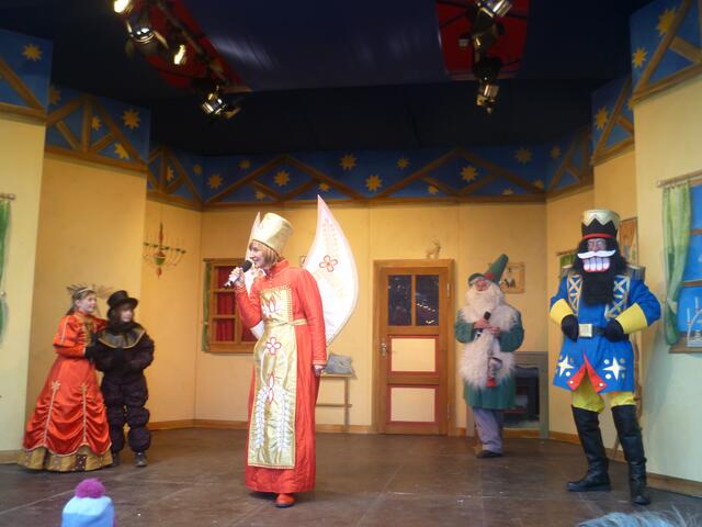 Weihnachtsmärchen. Rechts beobachtet ein Nussknacker die Szenerie