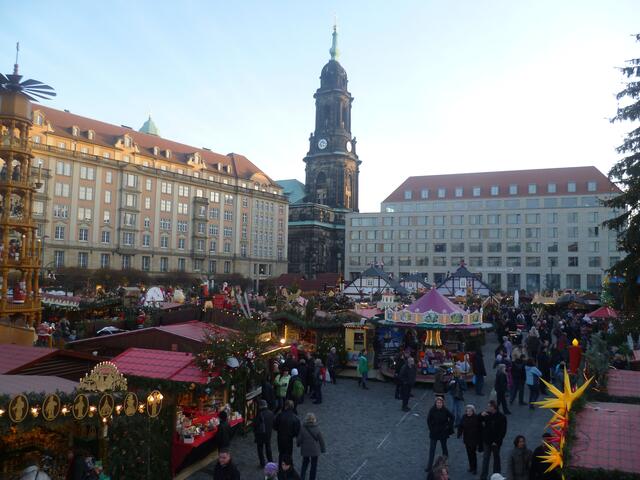 Dresdner Kreuzkirche im Hintergrund