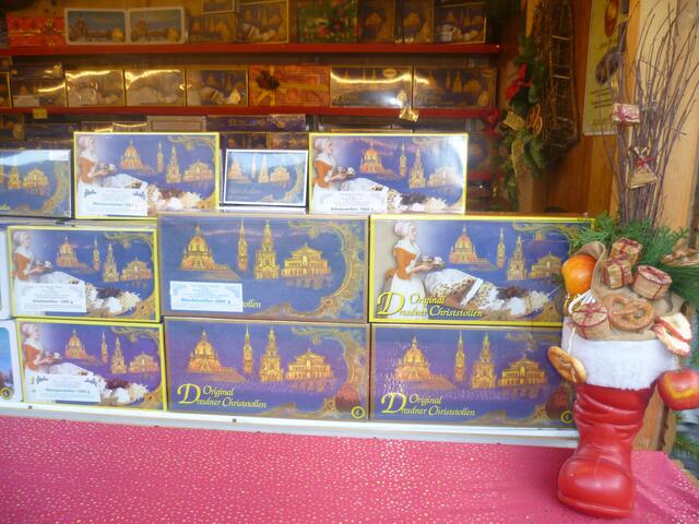 Mit einem Blick auf den Christstollen endet der Gang über den Striezelmarkt