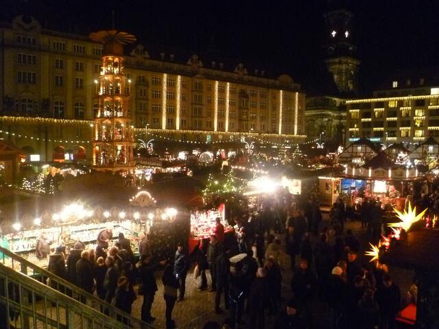 Es ist dunkel geworden. Marktübersichtsaufnahmen wieder vom begehbaren Schwibbogen