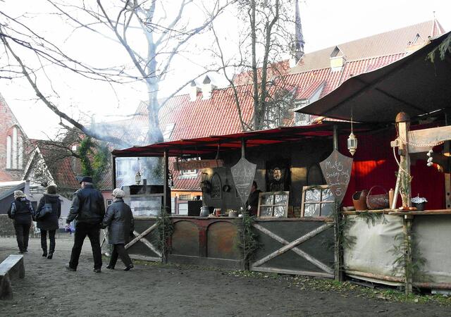 Hier auf dem historischen Weihnachtsmarkt tauchen die Besucher in eine andere Zeit ein, in eine Zeit ohne Weihnachtspop und ohne Hüttenzauber.