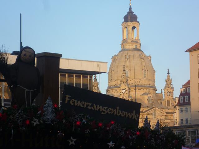 ...die andere Hälfte bei Dunkelheit. So kann es zu Motiven kommen, die doppelt zu sehen und fast identisch sind. Im Hintergrund die Frauenkirche