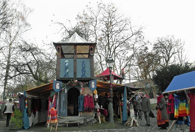 Der Historische Weihnachtsmarkt findet auf dem Gelände hinter dem ehemaligen Kloster „Zum Heiligen Kreuz“ statt, hinter dem Stadtgeschichtlichen Museum.