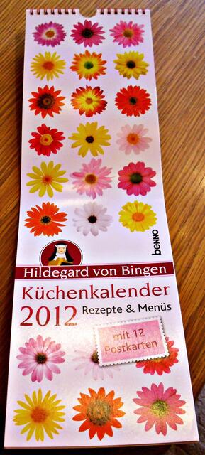 Ein wunderschöner Kalender mit  Zitaten von Hildegard von Bingen. Hier gibt es Tipps für Haus und Garten und passende Rezepte für Feste im Kirchenjahr