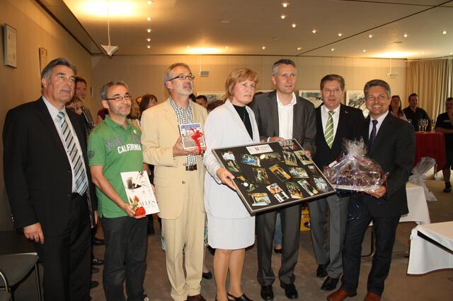 Auch Kulturamts- und Stadthallenleiterin Anneli Bronner (4.v.l.) gratulierte Neusäß Bürgermeister Hansjörg Durz (3.v.r.) zu seinem 40. Geburtstag