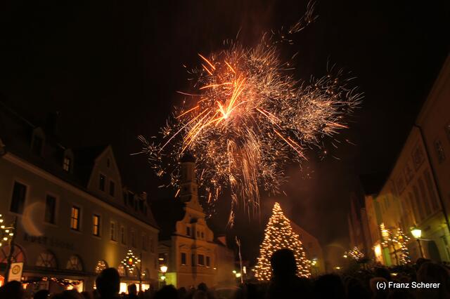 Feuerwerk zur Nacht der Sterne beim Friedberger Advent 2011