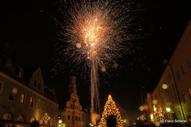Feuerwerk zur Nacht der Sterne beim Friedberger Advent 2011