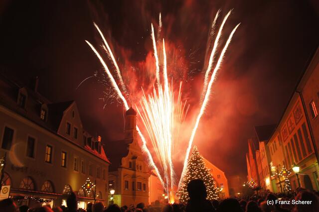 Feuerwerk zur Nacht der Sterne beim Friedberger Advent 2011