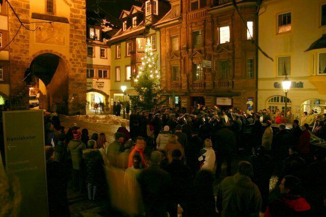 Rechts: Die Stadt und Bürgerwehrmusik | Foto: Bild: Ballon Sport Bölling Marcus Bölling , Brigachtal