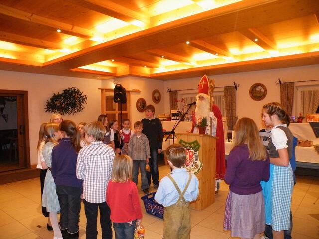 Die Jungschützen scharen sich um den Nikolaus