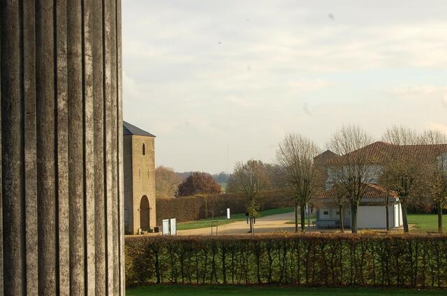Hafentempel von Colonia Ulpia Traiana, Blick nach Süden zur Herberge