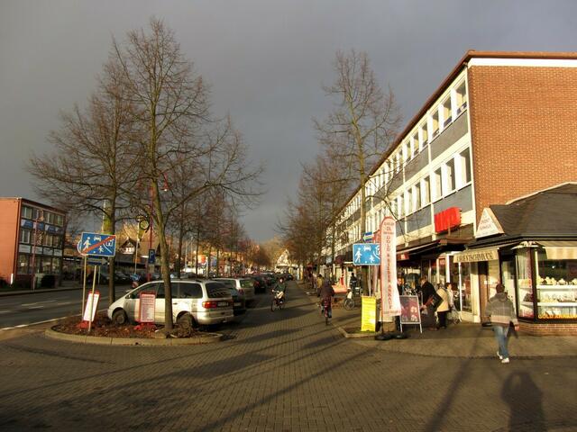 Dunkle Wolken über der Niederkleiner Straße - ob das wirklich noch eine Einkaufsmeile ist?