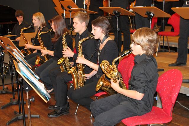 Die Saxofonsektion: v. l. Anja Buchart, Sonja Kalnin, Uli Ziegler, Eva Sing, Marcel Kapfer beim Vortrag in Marktoberdorf.
