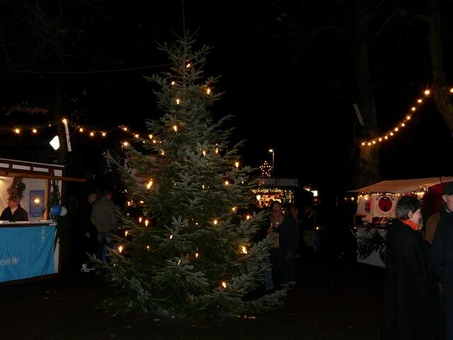 Eine ruhige Vorweihnachtsstimmung herrschte am Samstagabend auf dem Großburgwedeler Weihnachtsmarkt. Es trafen sich Bürger aus Burgwedel und dem Umland. In kleinen Gruppen stand man mit Freunden und Bekannten zusammen.