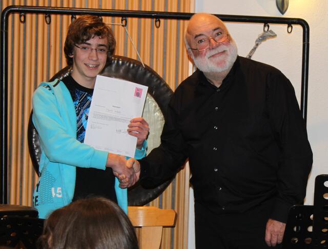 Der junge Schlagzeuger Mario Walz erhielt stellvertretend für das Stiftungsehepaar Gunter und Waltraud Greffenius von Musikdirektor Manfred-Andreas Lipp die Urkunde über ein Stipendium beim Landesjugendjazzorchester Bayern.