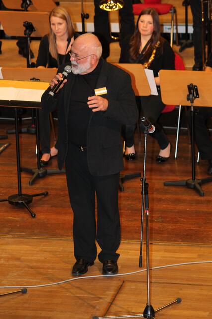 Musikdirektor Manfred-Andreas Lipp moderierte die Beiträge seiner Band.