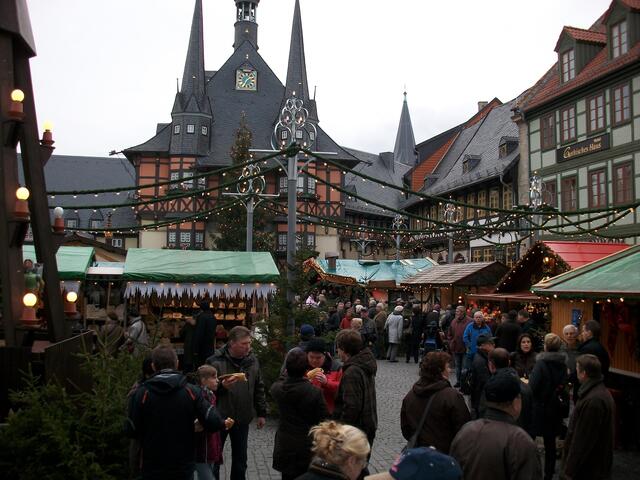 Sehr gut besucht, aber nicht überlaufen: Der Wernigeröder Weihnachtsmarkt im historischen Stadtkern