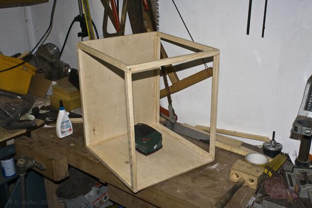 Der Rohbau ist fertig. Ich war mir noch nicht darüber im Klaren, wie ich die Bespannung ausführen würde. Einfaches Seidenpapier war schnell kaputt ...