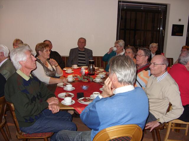 Beim Adventskaffee - von links: Manfred Fricke, Renate Flohr, Ottfried Plumhoff, Hans-Heinrich Meyer, Helga Meyer, Elfriede Voltmer, Karin Rohde, Gustav Lindner, Rudolf Eberhart; im Hintergrund Brunhilde Grüner.