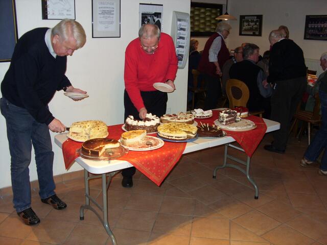 Am Kuchenbuffet: Rainer Schulz und Rüdiger Solisch