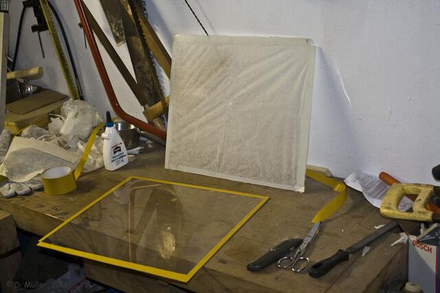 Die Lösung: Plexiglas mit Seidenpapier bespannt.