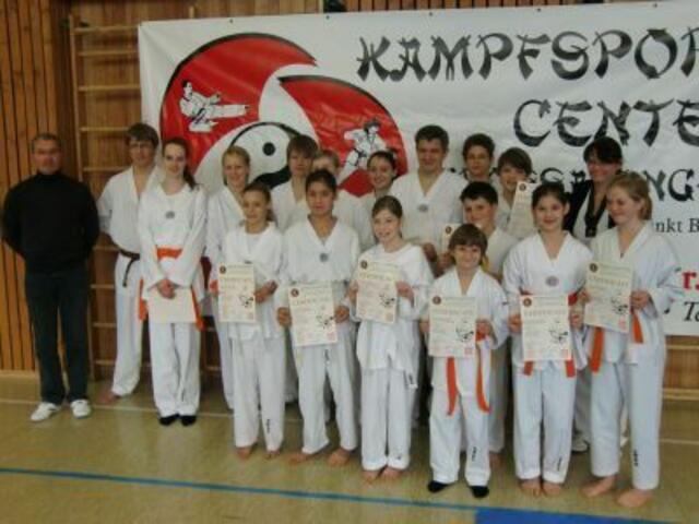 Allkampf-Prüfer mit den Prüflingen