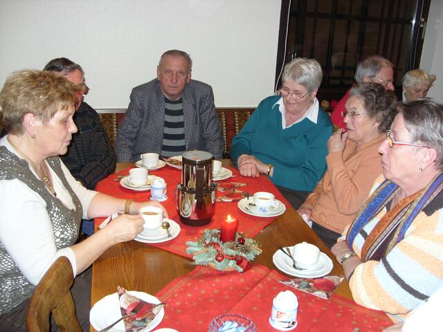 Beim Adventskaffee - von links: Renate Flor, Ottfried Plumhoff, Hans-Heinrich Meyer, Helga Meyer, Elfriede Voltmer und Karin Rohde, im Hintergrund Rüdiger Solisch und Brunhilde Grüner.