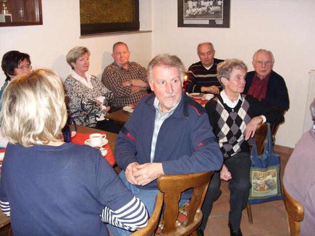 Aufmerksame Zuhörer beim Adventskaffee, von links: Regina Weigand, Hildegard und Hans Lange, Werner Grotheer, Heinz-Günter Beinsen mit Frau, Friedrich Weigand und Uta Heinze.