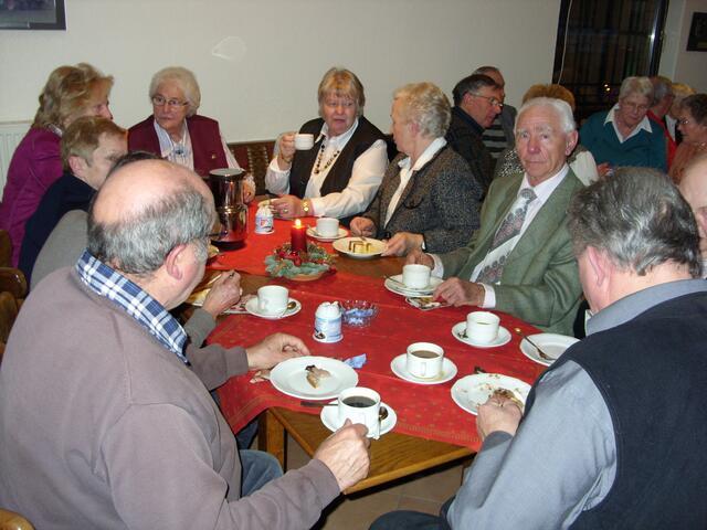 Beim Adventskaffee - von links: Horst Klusmann, Gertrud Fritz (verdeckt), Amanda Reibe, Karin Lange, Lisa Bähre, Inge Buchholz, Ottfried Plumhoff, Christel Wöhler, Hermann Wöhler, Rudolf Hamborg; im Vordergrund Horst Lange.