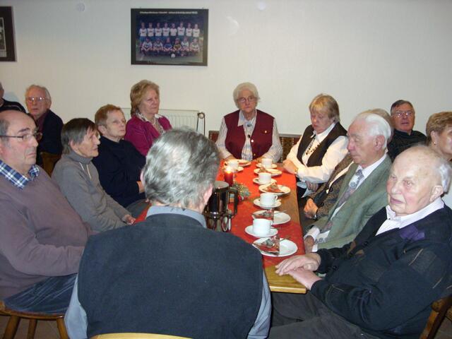 Beim Adventskaffee - von links: Horst Klusmann, Gertrud Fritz, Amanda Reibe, Karin Lange, Lisa Bähre, Inge Buchholz, Ottfried Plumhoff, Christel Wöhler (verdeckt), Hermann Wöhler, Rudolf Hamborg; im Vordergrund Horst Lange.