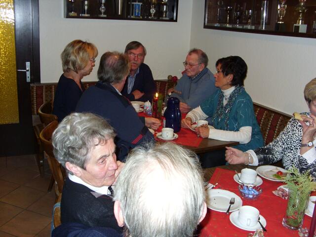 Beim Adventskaffee, im Vordergrund Heinz-Günter Beinsen mit Frau, Friedrich Weigand und Uta Heinze, Manfred Heinze, Otto Knappe, Regina Weigand und halb verdeckt Hildegard Lange.