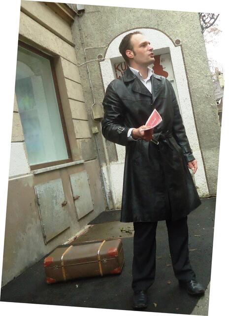 Brecht als Querdenker, der sich auch gegen Obrigkeiten stellt.