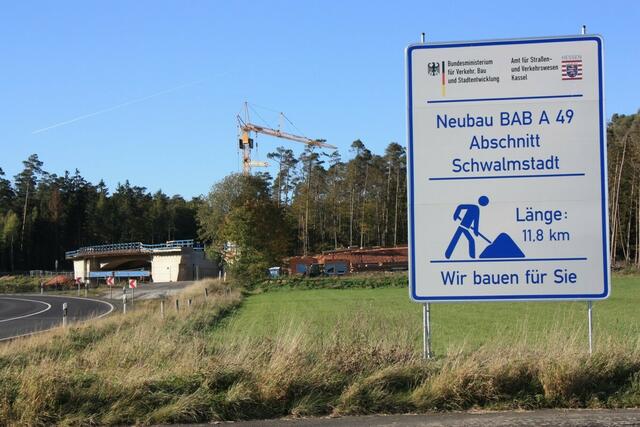 Seit dem März wird an der A49 im Abschnitt zwischen Bischhausen und Treysa gebaut. Das im Hintergrund sichtbare Bauwerk 113 ist eine Überführung an der zukünftigen Anschlussstelle Schwalmstadt (16.10.2011)