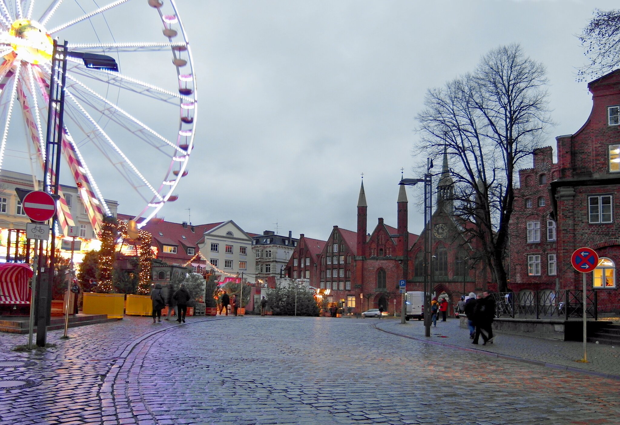 In Lübeck: Maritimer Weihnachtsmarkt auf dem Koberg - Lübeck