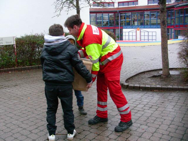 Schüler übergeben die Weihnachtspakete