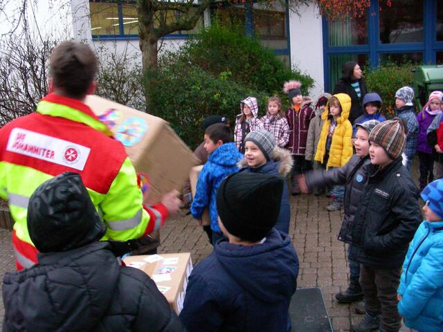 Schüler übergeben die schön verzierten Weihnachtspakete