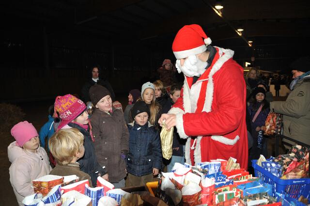 Das Beste zum Schluss: Erwartungsfrohes Gewusel um den Weihnachtsmann, der gerne und großzügig die Kleinen mit Geschenken erfreute. | Foto: ® Rick Bilderdienst